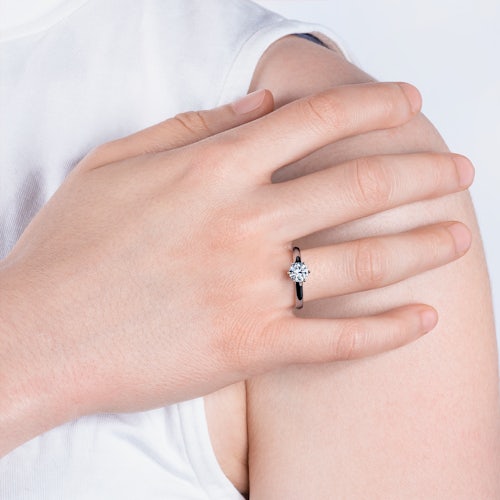 Pierścionek zaręczynowy SAVICKI: czarne złoto, diament